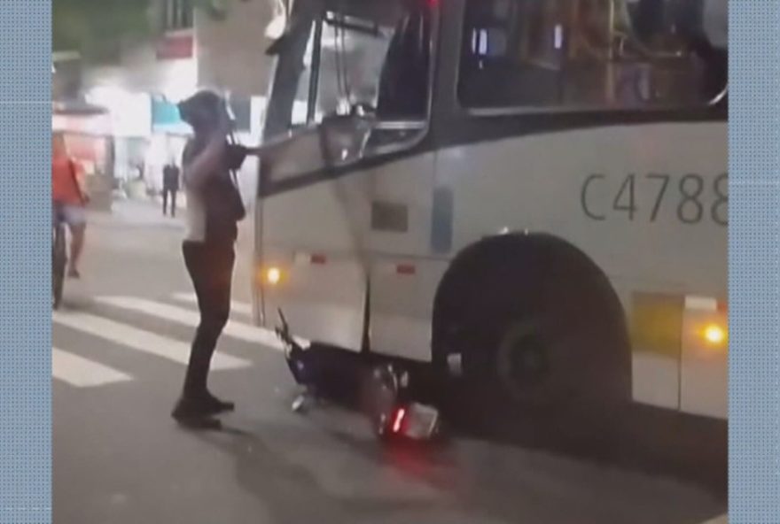 discussao-no-transito-acaba-em-incidente-chocante-no-leblon2C-rio-de-janeiro3A-motorista-passa-por-cima-de-moto discussao-no-transito-acaba-em-incidente-chocante-no-leblon2C-rio-de-janeiro3A-motorista-passa-por-cima-de-moto