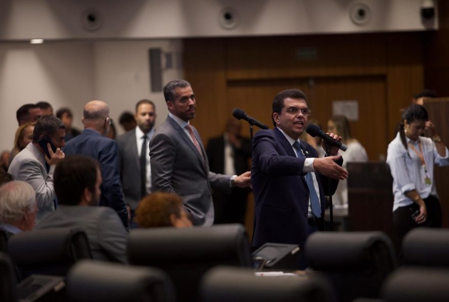 disputa-acirrada-e-tensao-na-alerj-pelo-cargo-de-presidente-deputados-de-direita-em-confronto-e-articulacoes-nos-bastidores disputa-acirrada-e-tensao-na-alerj-pelo-cargo-de-presidente-deputados-de-direita-em-confronto-e-articulacoes-nos-bastidores