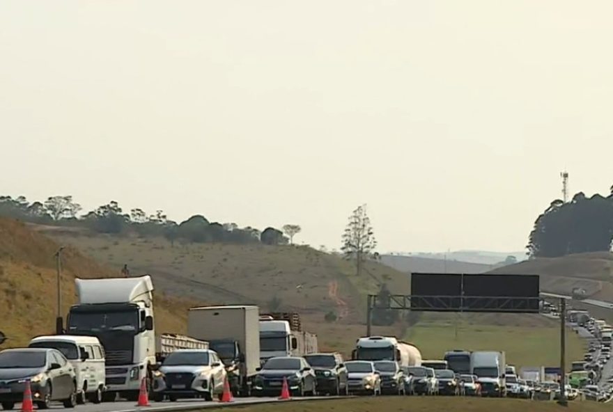 dois-acidentes-causam-congestionamento-na-rodovia-carvalho-pinto2C-em-sao-jose-dos-campos