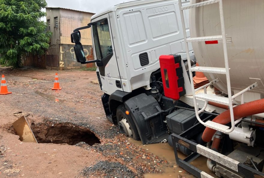 dois-caminhoes-atolam-em-rua-do-jardim-campo-belo2C-em-campinas3A-chuva-causa-transtornos-e-obras-na-via