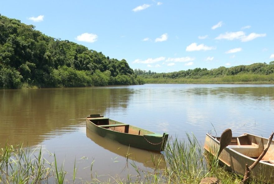 dois-homens-morrem-afogados-apos-barco-virar-no-rio-apucaraninha2C-parana