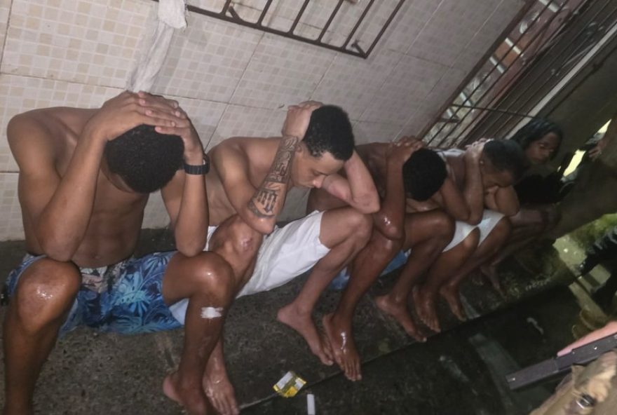 dois-homens-morrem-em-confronto-com-policiais-e-quatro-sao-presos-em-salvador dois-homens-morrem-em-confronto-com-policiais-e-quatro-sao-presos-em-salvador