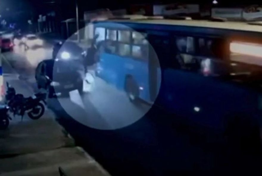 dois-jovens-caem-da-janela-de-onibus-em-movimento-em-novo-gama3A-video-chocante