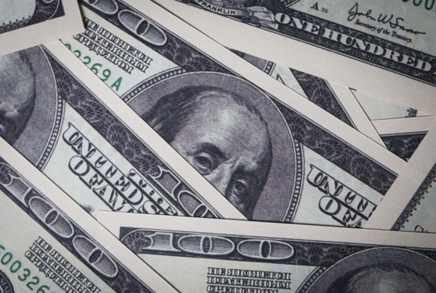 dolar-atinge-menor-valor-desde-junho-de-20242C-chegando-a-r24-52C352C-e-a-bolsa-cai