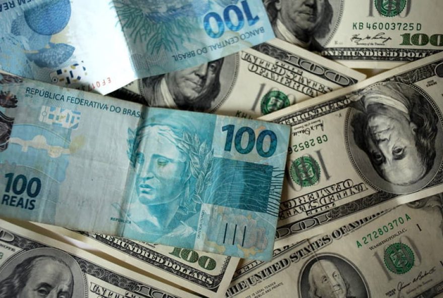 dolar-cai-para-r24-62C16-em-primeiro-pregao-de-2025-em-dia-pouco-movimentado