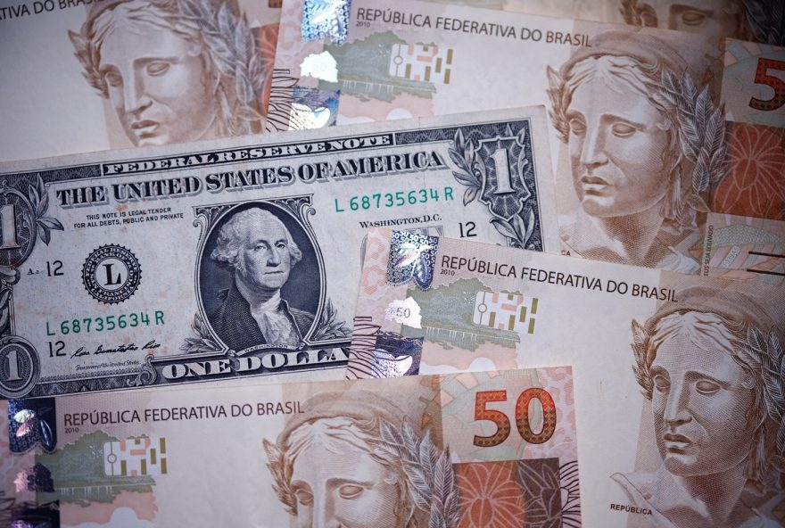 Notas de real e de dólar Notas de real e dólar em imagem de ilustração
18 de dezembro de 2024
REUTERS/Amanda Perobelli