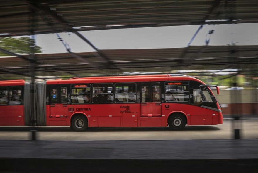 domingao-paga-meia-em-curitiba3A-passagem-de-onibus-a-r243-no-primeiro-domingo-do-ano