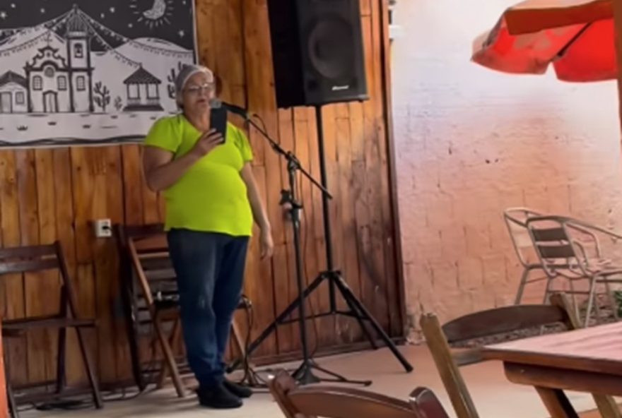 dona-de-restaurante-arrebata-ao-cantar-caetano-veloso3A-emocionante