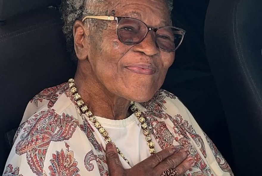 dona-maria-poeta3A-88-anos-e-lanca-livro-de-poesias-na-bienal