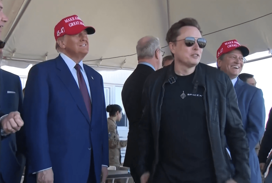 donald-trump-anuncia-compra-de-carro-tesla-em-apoio-a-elon-musk-em-meio-a-controversias