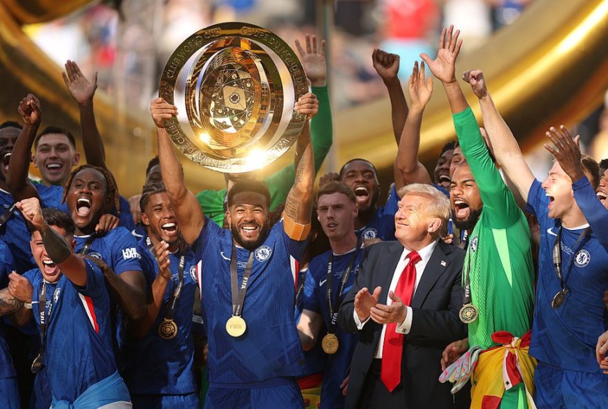 donald-trump-entrega-trofeu-da-copa-do-mundo-de-clubes-ao-chelsea-no-metlife-stadium