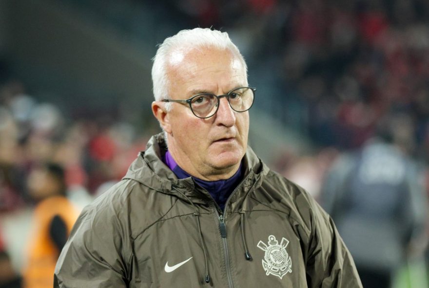PR - CURITIBA - 27/08/2025 - COPA DO BRASIL 2025, ATHLETICO-PR X CORINTHIANS - Dorival Junior tecnico do Corinthians durante partida contra o Athletico-PR no estadio Arena da Baixada pelo campeonato Copa Do Brasil 2025. Foto: Robson Mafra/AGIF
