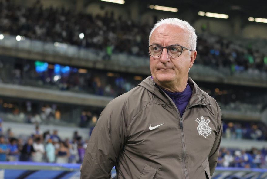 MG - BELO HORIZONTE - 23/11/2025 - BRASILEIRO A 2025, CRUZEIRO X CORINTHIANS - Leonardo Jardim tecnico do Corinthians durante partida contra o Cruzeiro no estadio Mineirao pelo campeonato Brasileiro A 2025. Foto: Gilson Lobo/AGIF