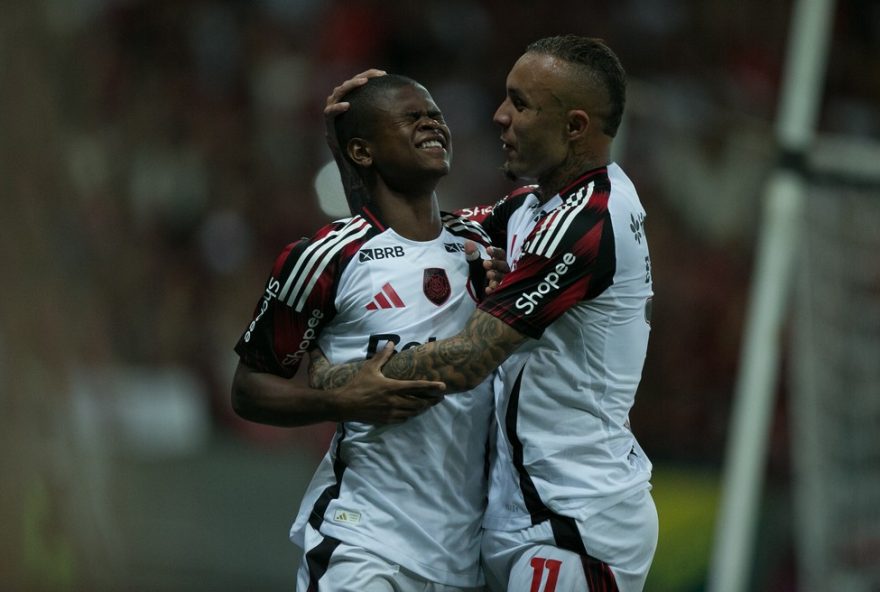 PE - SAO LOURENCO DA MATA - 15/11/2025 - BRASILEIRO A 2025, SPORT X FLAMENGO - Douglas jogador do Flamengo comemora seu gol durante a partida contra o Sport na Arena de Pernambuco, pelo Campeonato Brasileiro A 2025. Foto: Marlon Costa/AGIF