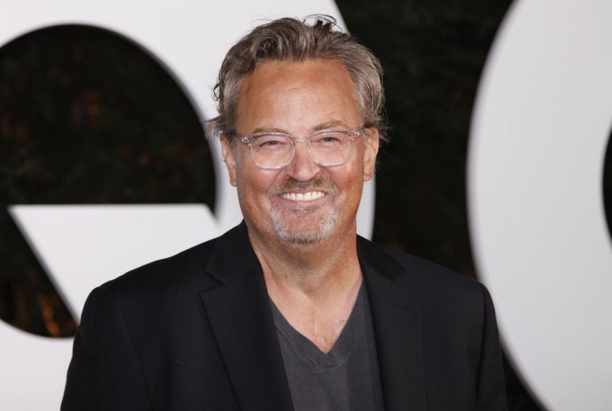 O ator Matthew Perry, o Chandler do seriado “Friends”, foi encontrado morto aos 54 anos, em sua casa em Los Angeles.
(Foto: Redes sociais )