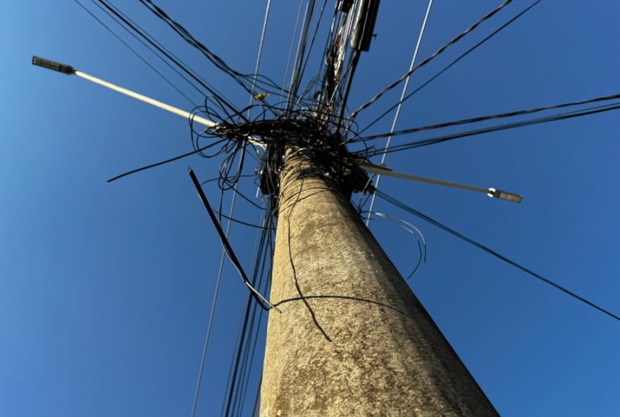 dracena-estabelece-normas-para-cabos-em-postes3A-lei-busca-seguranca-urbana-e-reducao-da-poluicao-visual