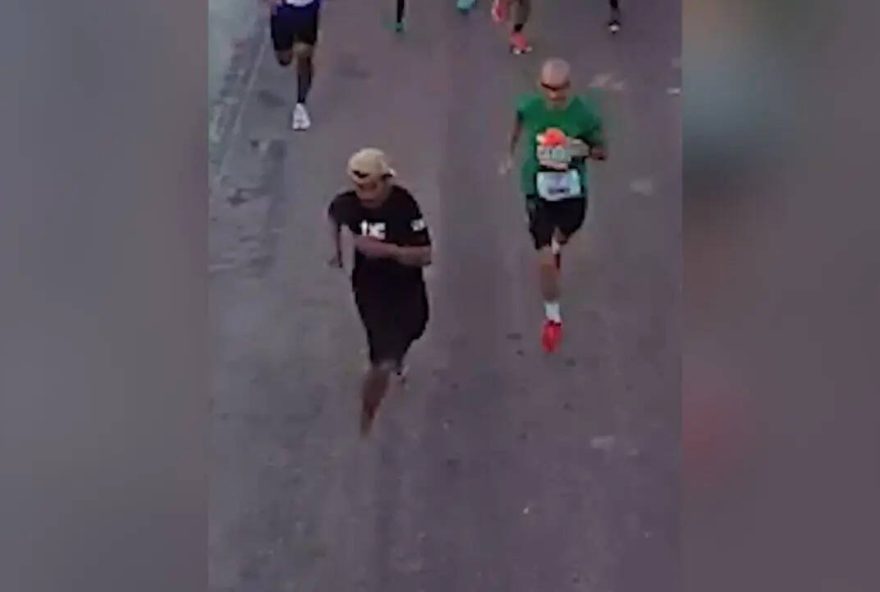 drunk2C-homeless-man-wins-8-km-marathon-in-flip-flops2C-leaves-trained-runners-behind-7C-watch