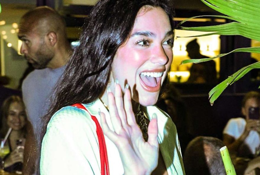dua-lipa-arrasa-com-truque-de-estilo-usando-camisa-branca-no-rio