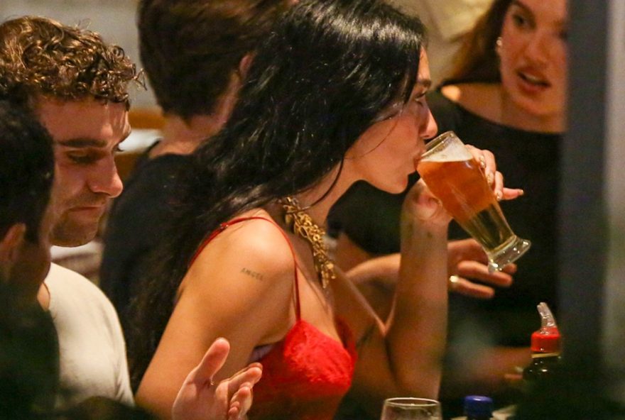 dua-lipa-curte-chope-no-rio-de-janeiro-antes-de-show-na-barra3A-saiba-mais