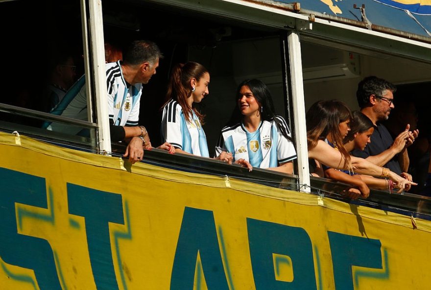 dua-lipa-na-bombonera3A-cantora-pop-assiste-boca-juniors-x-river-plate-e-ganha-camisas-das-equipes