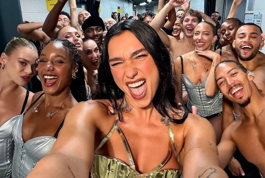 dua-lipa-no-brasil3A-covers-locais-na-turne-radical-optimism-nos-shows-de-sp-e-rj.-veja-as-possiveis-escolhas-da-cantora