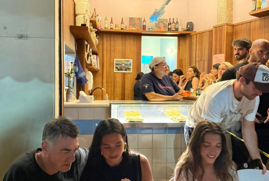 dua-lipa-saboreia-pratos-tradicionais-e-joga-cartas-em-boteco-de-botafogo