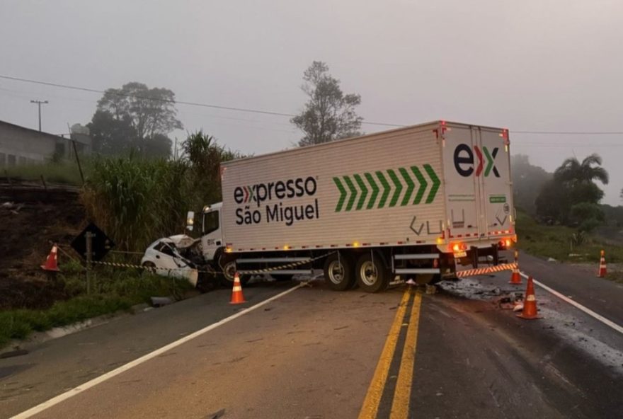 duas-pessoas-morrem-em-acidente-entre-carro-e-caminhao-na-br-4762C-no-parana