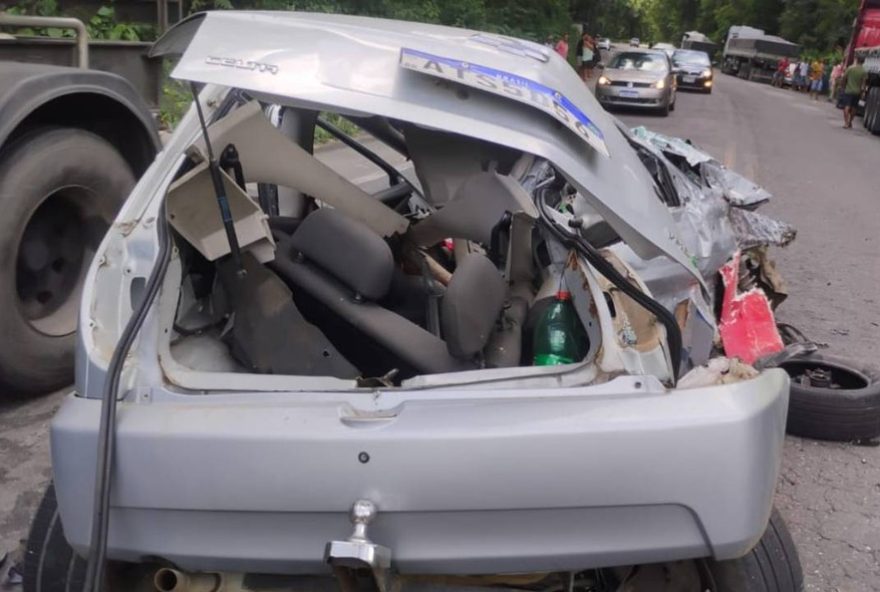 duas-pessoas-morrem-em-acidente-fatal-entre-carro-e-carreta-na-br-1012C-na-bahia