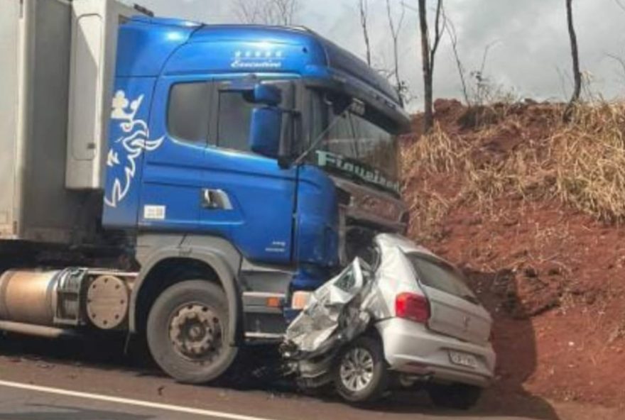 duas-pessoas-morrem-em-acidente-na-sp-3043A-carro-e-engolido-por-caminhao