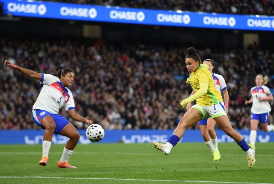 dudinha-brilha-na-vitoria-do-brasil-sobre-a-inglaterra3A-jovem-atacante-se-destaca-na-selecao-feminina-em-amistoso-no-etihad-stadium dudinha-brilha-na-vitoria-do-brasil-sobre-a-inglaterra3A-jovem-atacante-se-destaca-na-selecao-feminina-em-amistoso-no-etihad-stadium