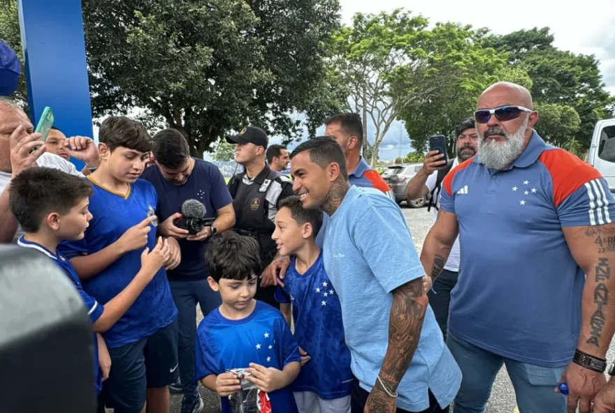 dudu-e-ovacionado-por-torcedores-do-cruzeiro-em-chegada-a-toca-da-raposa-ii