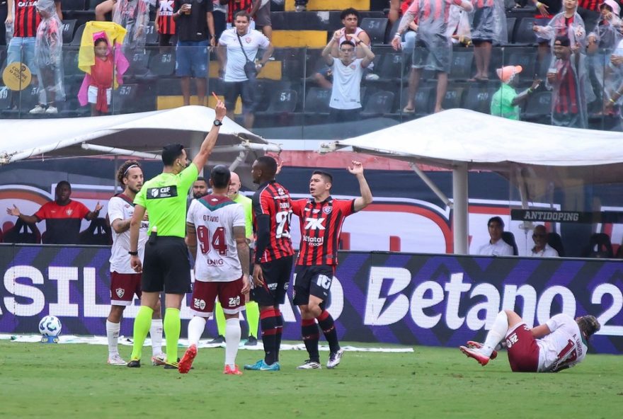 BA - SALVADOR - 20/09/2025 - BRASILEIRO A 2025, VITORIA X FLUMINENSE - Dudu jogador do Vitoria recebe cartao vermelho do arbitro durante partida contra o Fluminense no estadio Arena Fonte Nova pelo campeonato Brasileiro A 2025. Foto: Marcio Jose/AGIF
