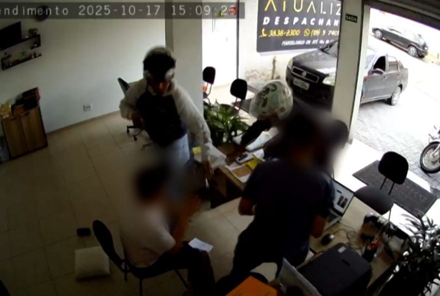 dupla-armada-em-roubo-a-despachante-de-vinhedo-e-flagrada-por-camera-de-seguranca