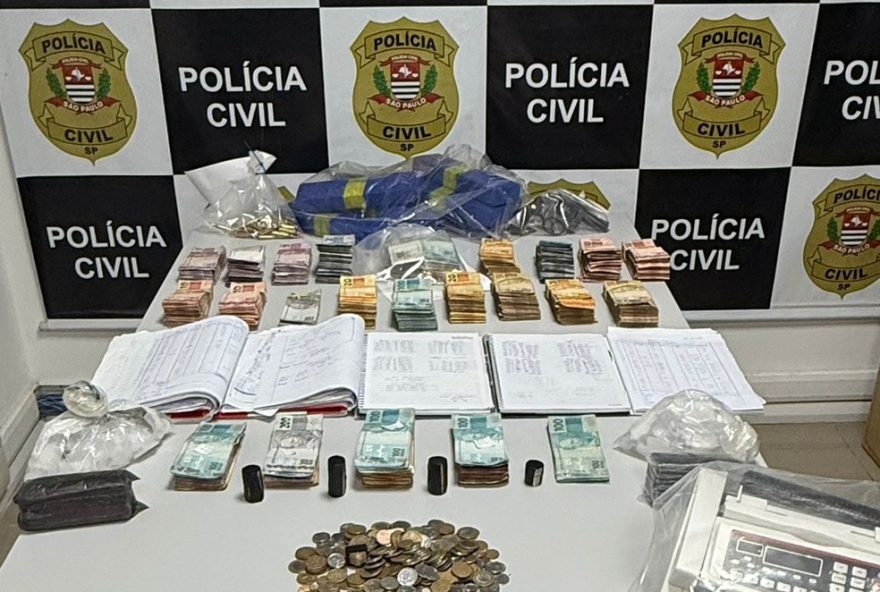 dupla-e-detida-com-drogas2C-armas-e-r24-90-mil-em-sao-jose-dos-campos3A-suspeitos-de-ligacao-com-faccao-criminosa