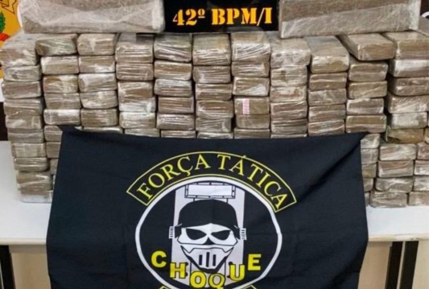 dupla-e-presa-com-mais-de-120-tabletes-de-maconha-em-carro-em-santo-anastacio-sp3A-detalhes-do-flagrante-policia-revela-antecedentes-criminais-dos-suspeitos