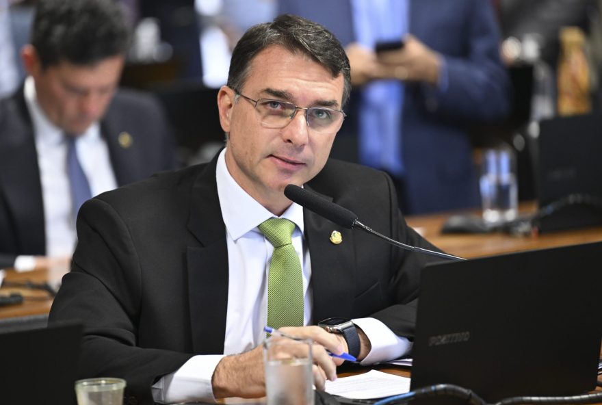 e-falso-que-flavio-bolsonaro-propos-o-fim-do-salario-minimo e-falso-que-flavio-bolsonaro-propos-o-fim-do-salario-minimo