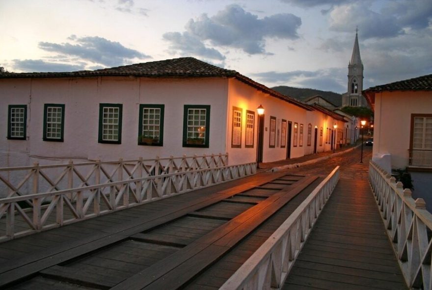 Ponte sobre o Rio Vermelho. (Foto: Reprodução)