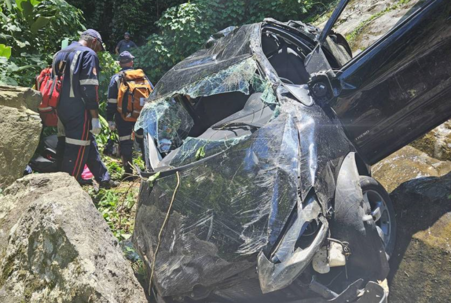 Carro que caiu em Ilhabela (Foto: Divulgação)