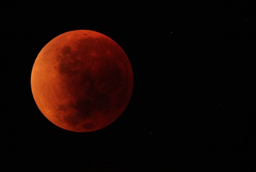 eclipse-total-da-lua3A-lua-de-sangue-sera-visivel-em-pernambuco-na-madrugada-da-proxima-sexta-feira.-venha-testemunhar-esse-fenomeno-astronomico