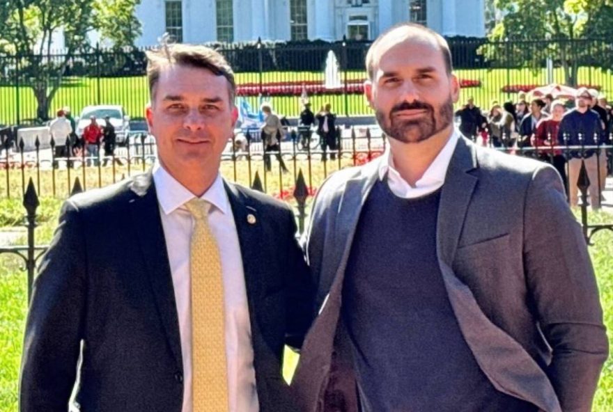 eduardo-bolsonaro-afirma-que-flavio-dara-indulto-a-ele-e-a-bolsonaro-se-eleito eduardo-bolsonaro-afirma-que-flavio-dara-indulto-a-ele-e-a-bolsonaro-se-eleito