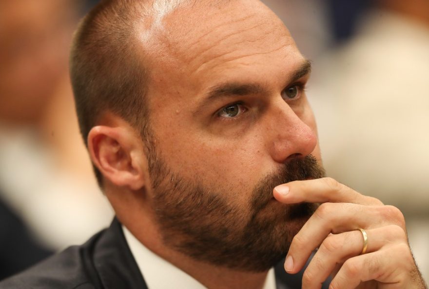 eduardo-bolsonaro-articula-alternativas-para-salvar-mandato-nos-eua3A-mudancas-regimentais-e-atestado-medico-entre-opcoes-em-analise