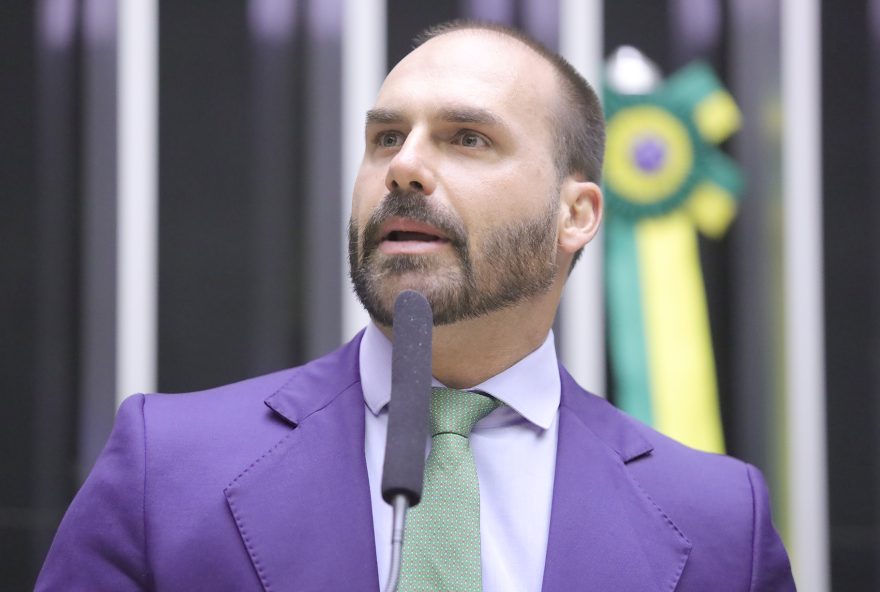 eduardo-bolsonaro-assume-lideranca-a-distancia-em-estrategia-da-oposicao