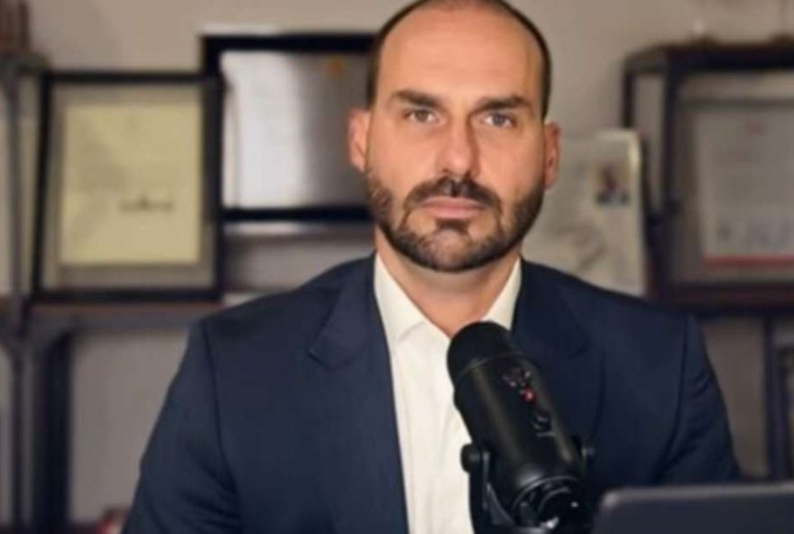 eduardo-bolsonaro-considera-passaporte-de-apatrida-para-permanecer-nos-eua-apos-cassacao eduardo-bolsonaro-considera-passaporte-de-apatrida-para-permanecer-nos-eua-apos-cassacao