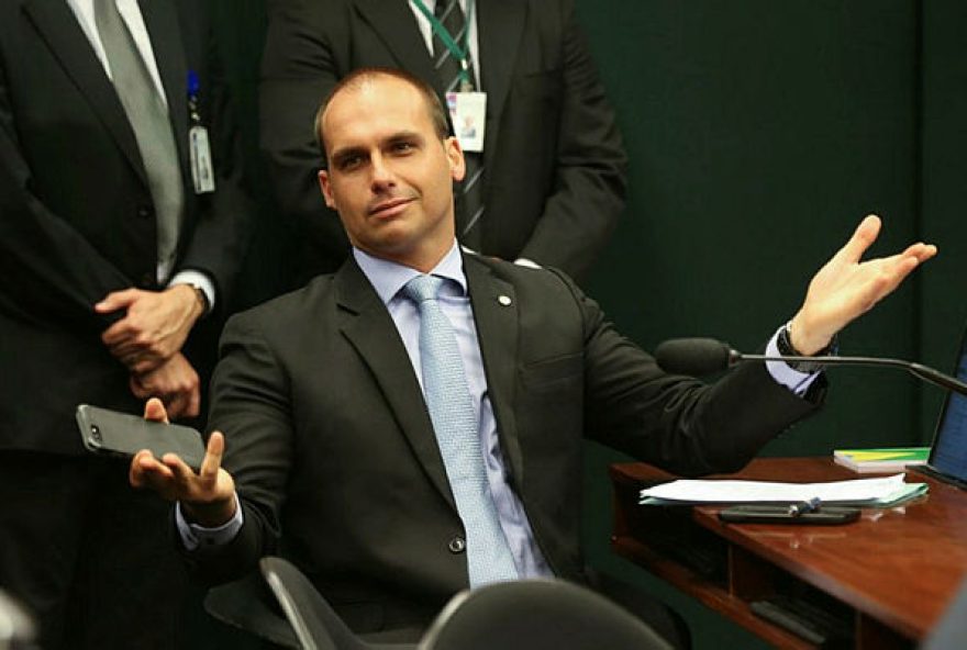eduardo-bolsonaro-considera-xingamento-a-bolsonaro-como-conversas-normais-entre-pai-e-filho
