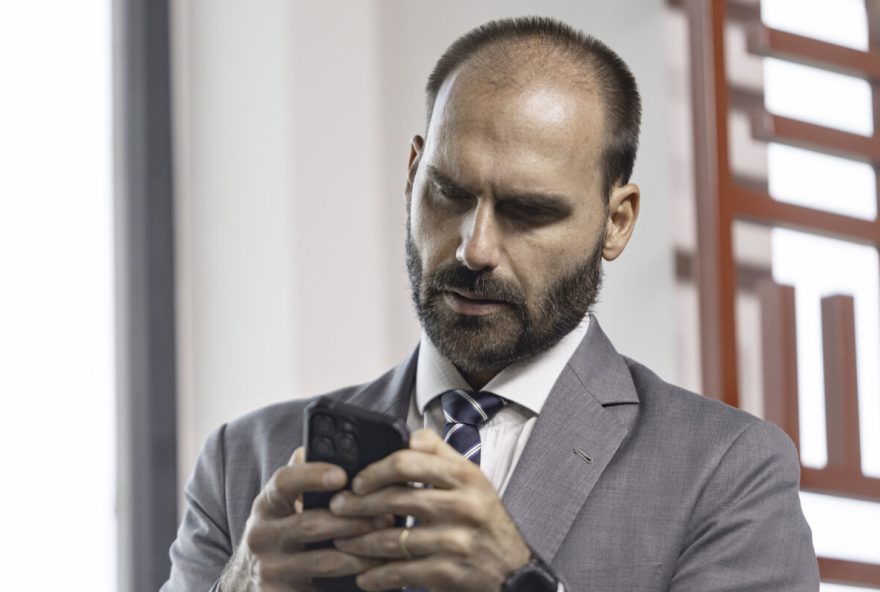 eduardo-bolsonaro-critica-suspensao-de-vistos-dos-eua-para-brasileiros eduardo-bolsonaro-critica-suspensao-de-vistos-dos-eua-para-brasileiros