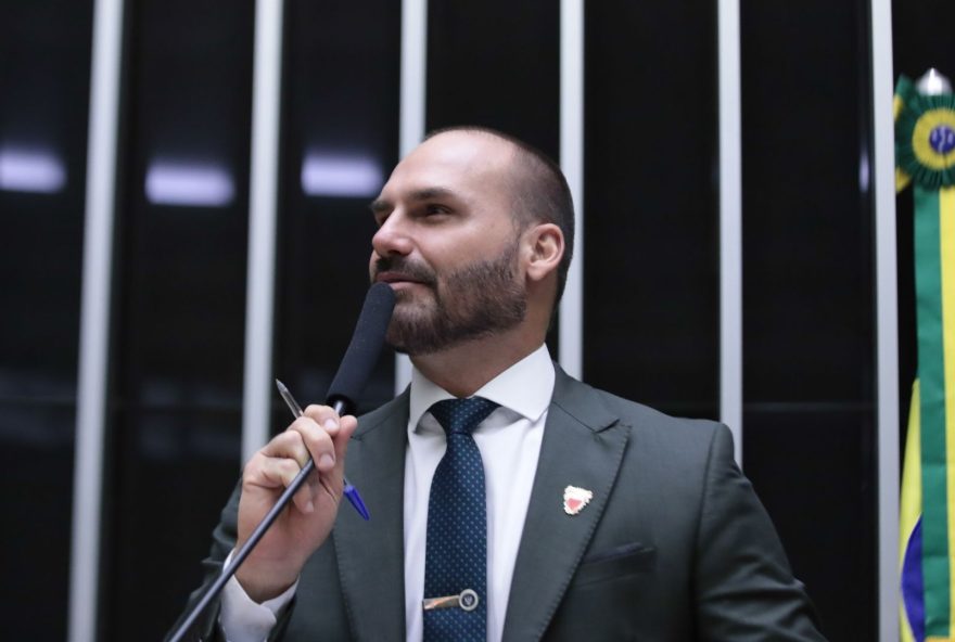 eduardo-bolsonaro-discute-anistia-sem-incluir-o-pai