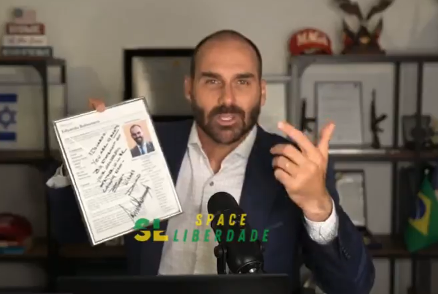 eduardo-bolsonaro-exibe-autografo-de-trump-e-faz-ameacas-em-reunioes-em-washington