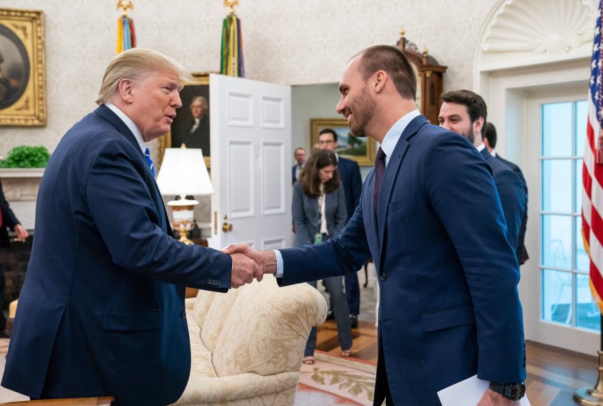 eduardo-bolsonaro-leva-dossie-a-trump-para-manter-sancoes-e-isolar-moraes-no-stf