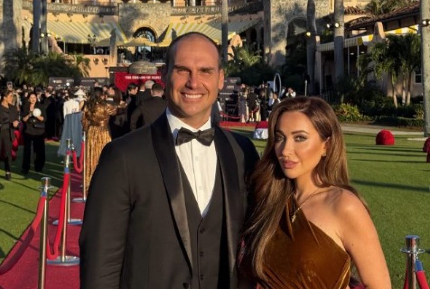eduardo-bolsonaro-marca-presenca-em-festa-latina-de-gala-em-resort-de-trump-e-critica-lacracao-de-bad-bunny