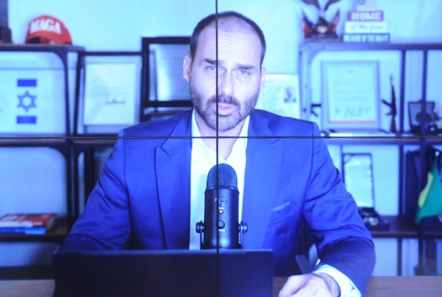 eduardo-bolsonaro-minimiza-reducao-do-tarifaco-por-trump-e-culpa-eleicoes-nos-eua